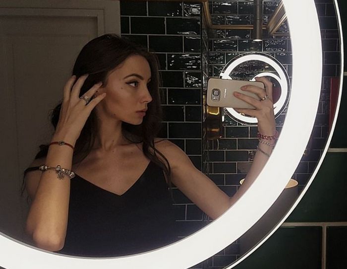 Психологические аспекты работы девушек на час: Истинные эмоции, мотивация и вызовы